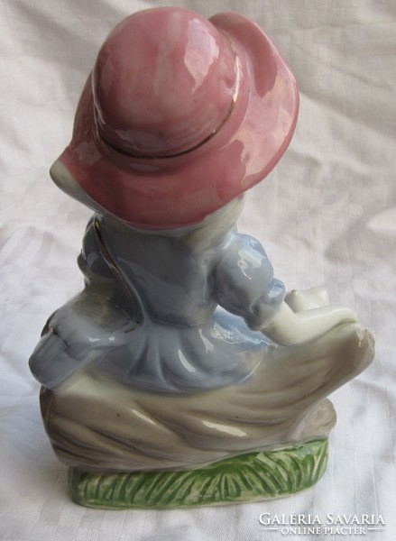 Porcelain figurine, little girl with a kitten, 14.5 cm high.