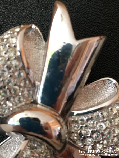 Bow. Silver-plated metal brooch with crystals