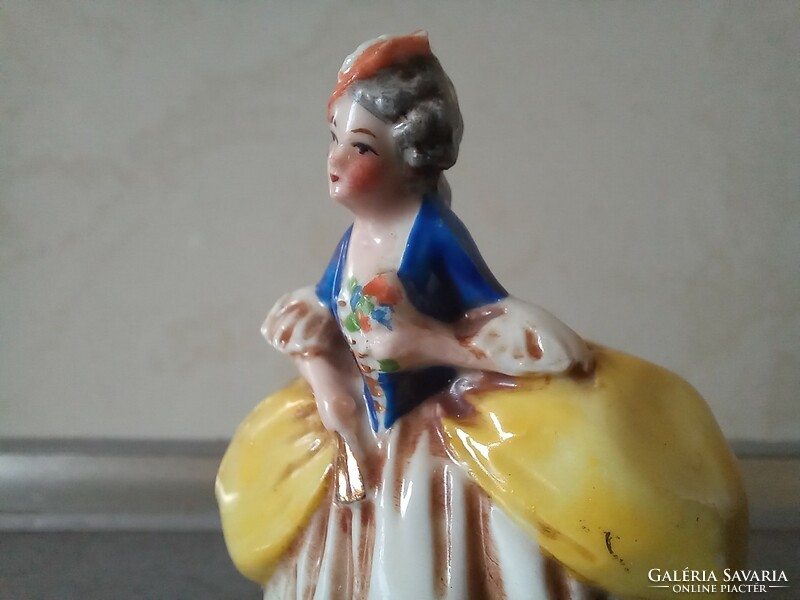 2 miniature Altwien baroque porcelain figurines