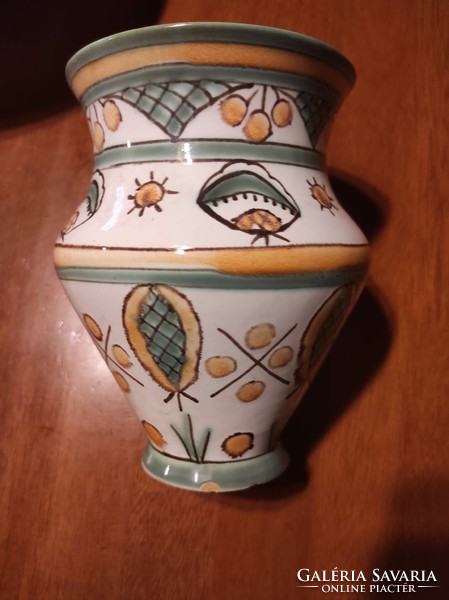 Gorka váza (15,5 cm magas, felül 11 cm, aul 6,5 cm széles)