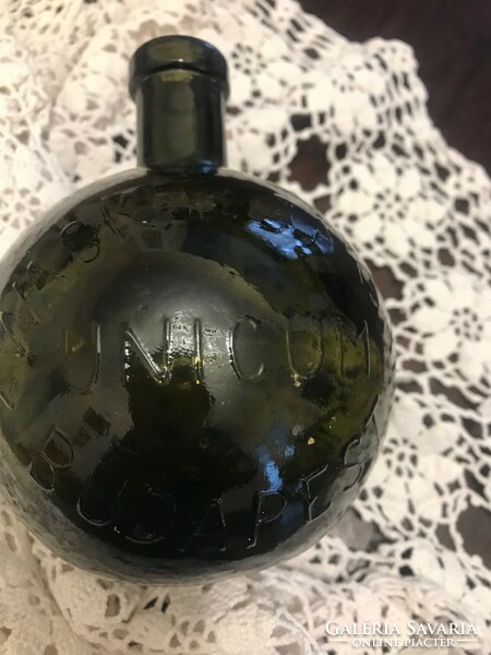 Unique drinking bottle, spherical glass, with label. 15 cm high, circumference: 35 cm