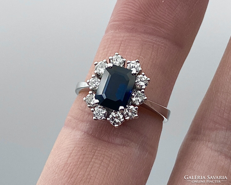 18K white gold ring with natural sapphire and brilliants