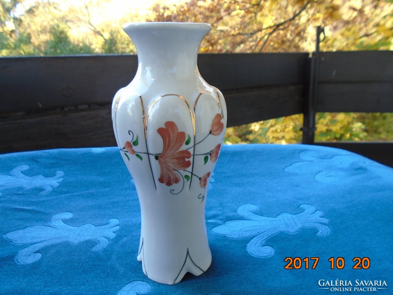 Segesvári  kézzel festett óarany rózsaszín virágmintás bordázott váza
