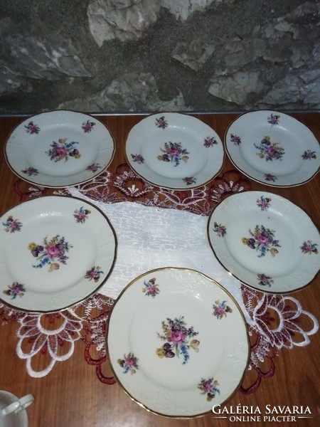Porcelain cake. It is in the condition shown in the pictures