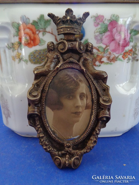 Market square beauty, antique bronze photo holder