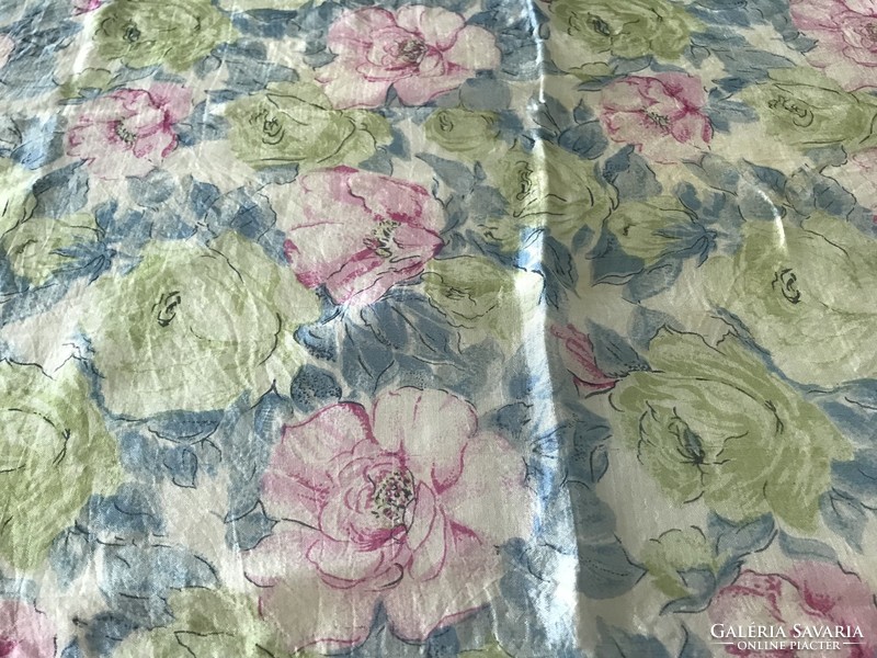 Pasztel színü rózsákkal díszített selyemkendő, 100 x 96 cm