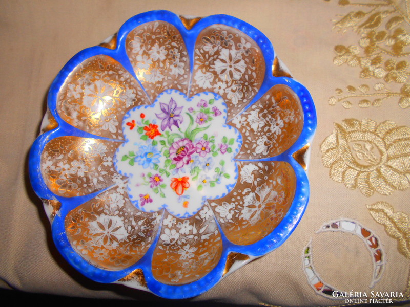 Antique hand painted plate 15 cm in diameter