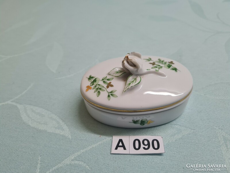 A090 Hollóházi mini bonbonier az egyik virágszirmon apró kis hiba 9x6 cm