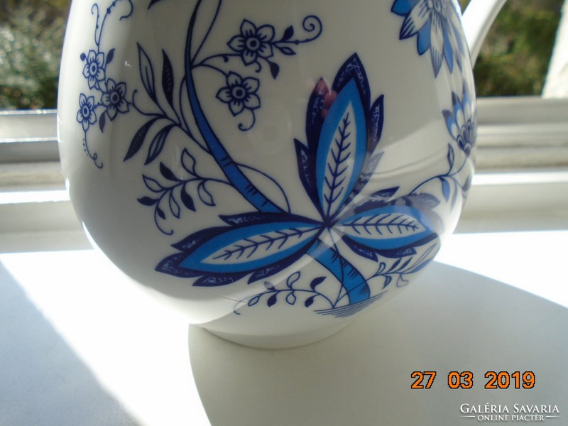 Meissen blue onion pattern, Biedermeier style, with rosebud roof, impressive spout