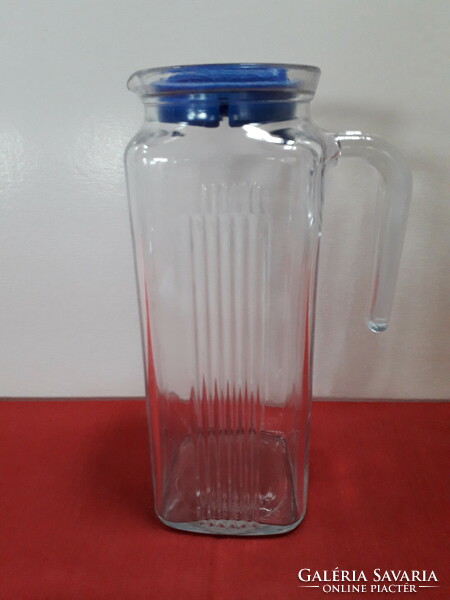 Thick-walled, rectangular glass spout