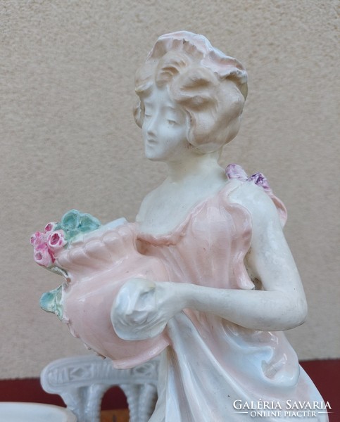 Osztrák szecessziós kerámia szobor - Hölgy vázával