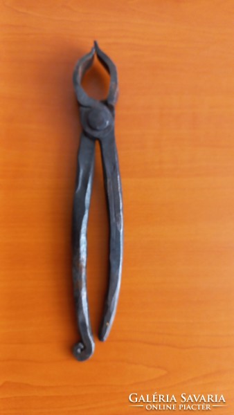 Antik kovácsoltvas fogó (kovács), hossz:22 cm, fej átmérő:3 cm, vastagság:1 cm, súly: 272 gr.