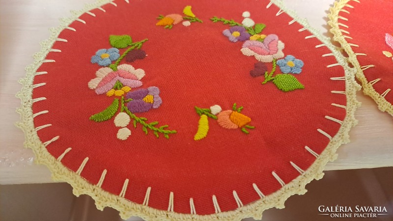 Embroidered linen decorative tablecloths