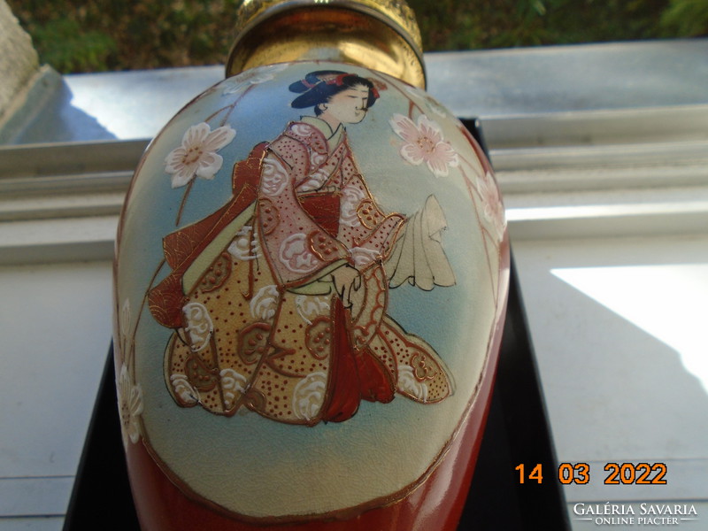 Antik japán porcelán és aranyozott bronz váza Gésával, cseresznye virággal, Fo kutyával ,restaurált