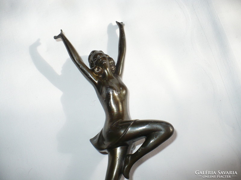 Patinás női bronz szobor