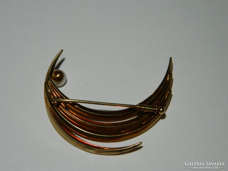 Antique gold brooch with real pearl.