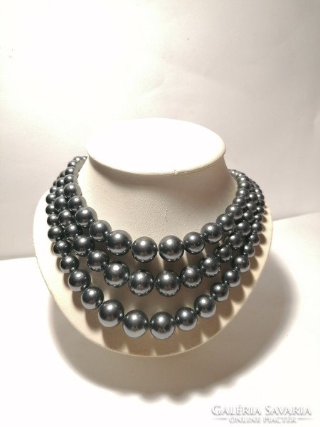 Gray three-row row of bowler beads (233)