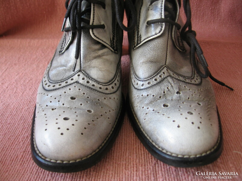 Gabor koptatottnak ható szürke bőr western csizma, kán-kán cipő