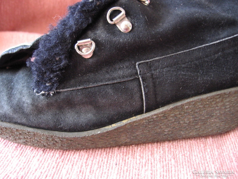 Black snowshoes, lace-up boots