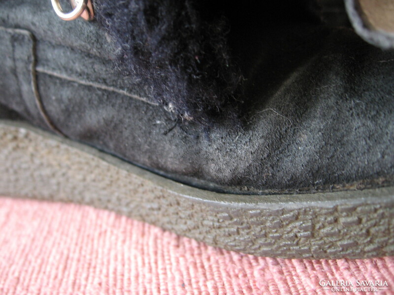 Black snowshoes, lace-up boots