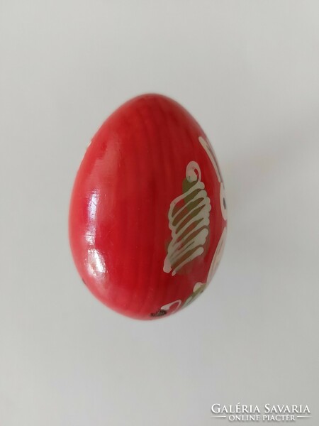 Régi festett piros tojás fehér nyuszis virágos retro húsvéti fatojás