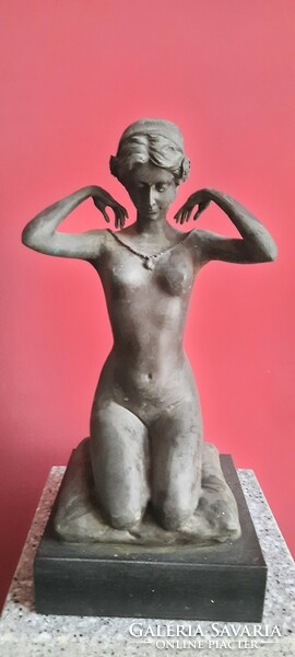 Térdelő női akt bronz szobor