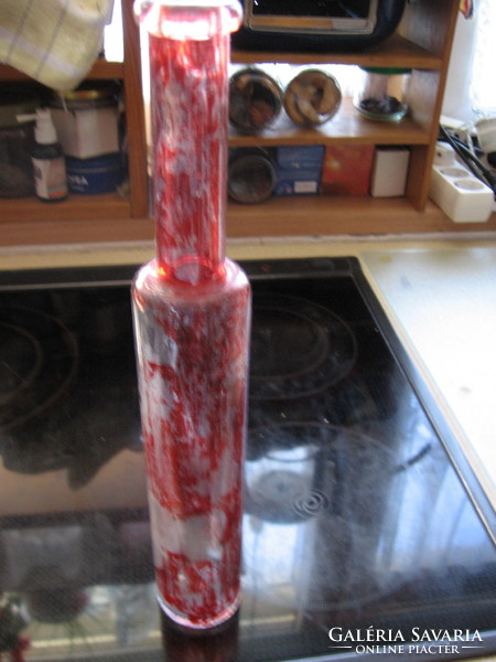 Hosszú , keskeny palack, szálas váza, koptatott piros 35 cl-es