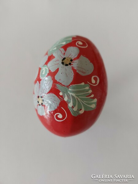 Régi festett piros tojás virágos retro húsvéti fatojás