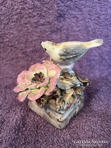 Porcelán madár, virág kompozíció. Kézműves