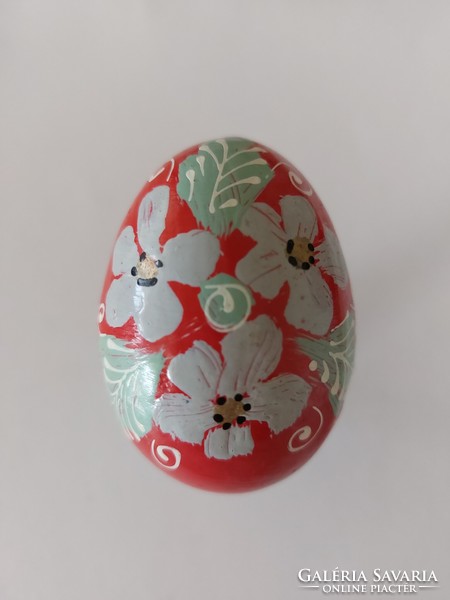 Régi festett piros tojás virágos retro húsvéti fatojás