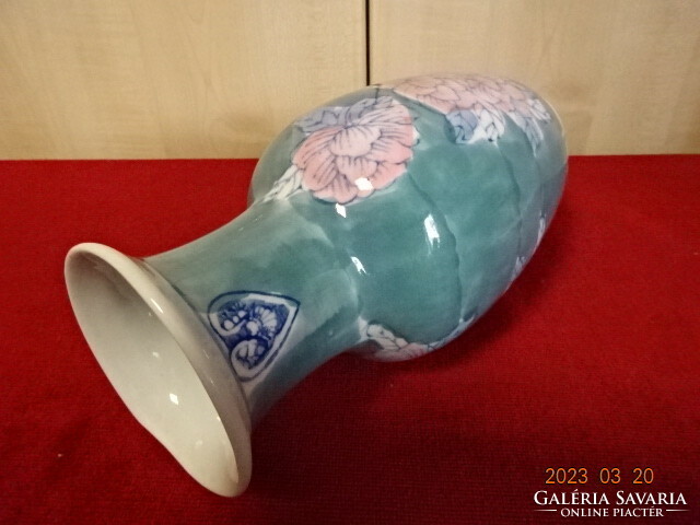 Chinese porcelain vase, height 25.5 cm. Jokai.