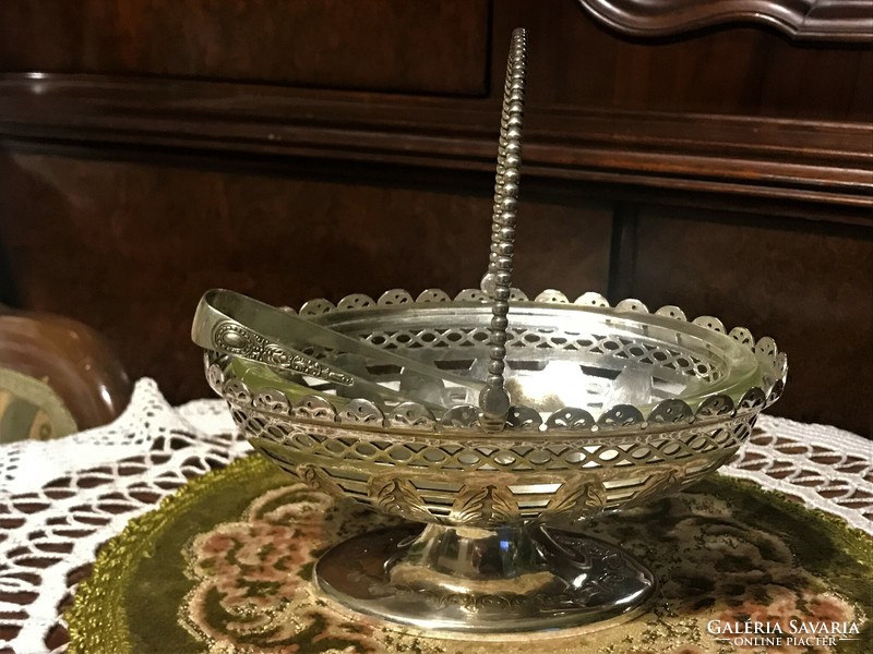 Ritkaság, antik, kb. 100 éves,ezüstözött, áttört falú, üvegbetétes cukorkínáló edény, fogócsipesszel