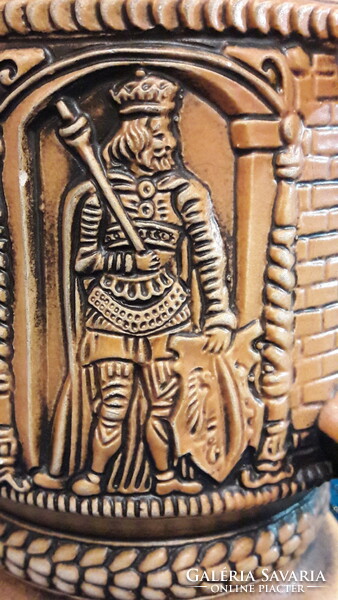 Középkori lovagos, királyos kerámia korsó (M3406)