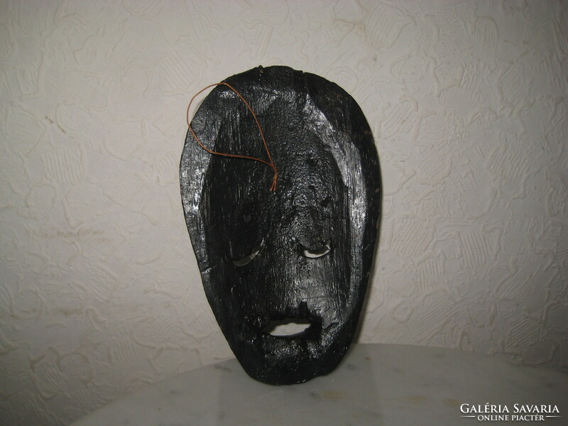 Afrikai kézzel faragott maszk , 9 x 14 cm