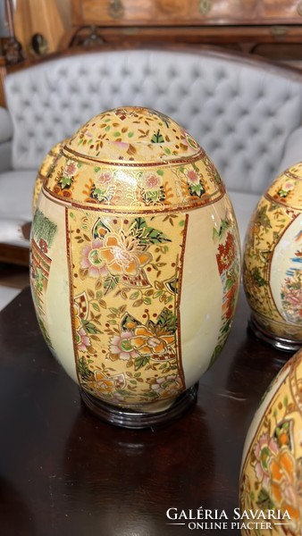 Hand-painted 20 cm tall Chinese porcelain egg