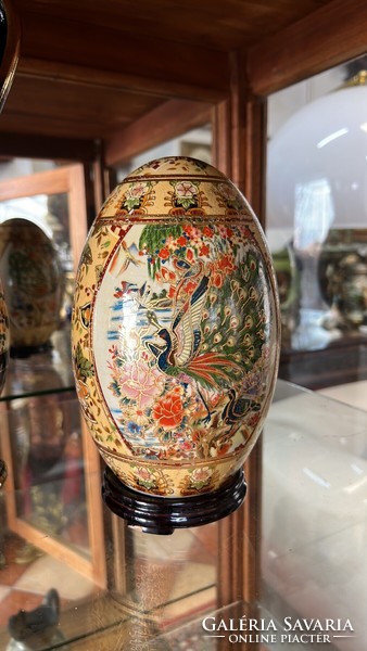 Hand-painted 20 cm tall Chinese porcelain egg