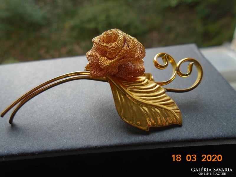 Kézzel készült plasztikus rózsával aranyozott fémszál hálóból, bross