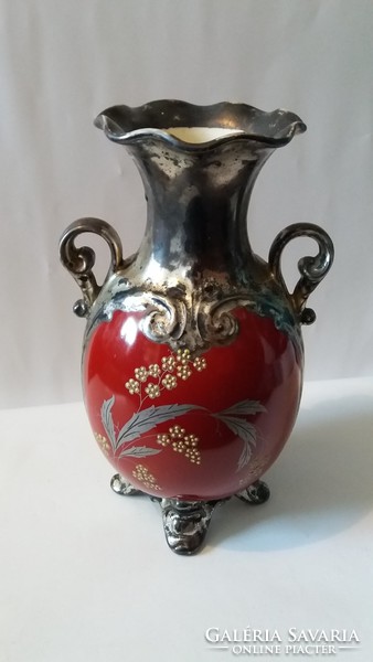 Ezüstözött barokk stílusú bordó porcelán váza, virágos dekorral, 22 cm