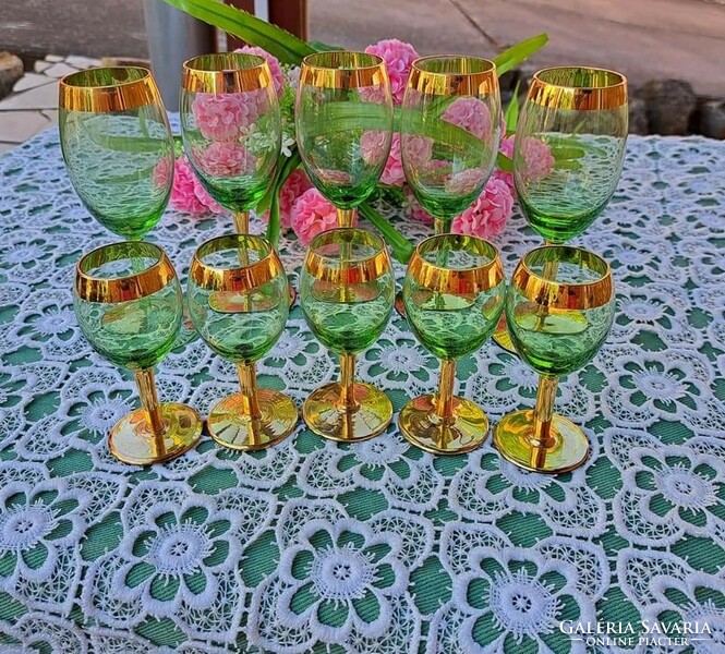 I recommend these beautifully colored green stemmed glasses as a glass of wine and champagne as decoration and decor