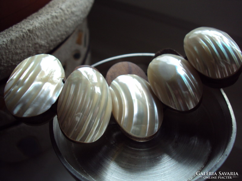 Mother-of-pearl coconut bracelet rubberized