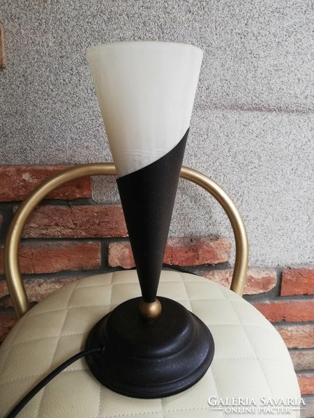 Funnel-shaped table lamp