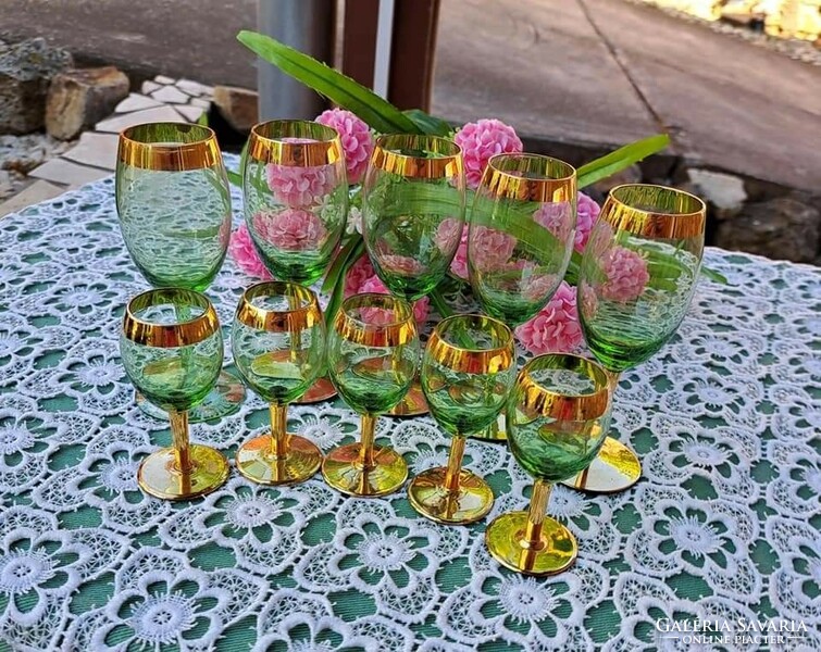 Gyönyörű színű zöld talpas  poharak pohár boros pezsgős dísznek, dekornak ajánlom