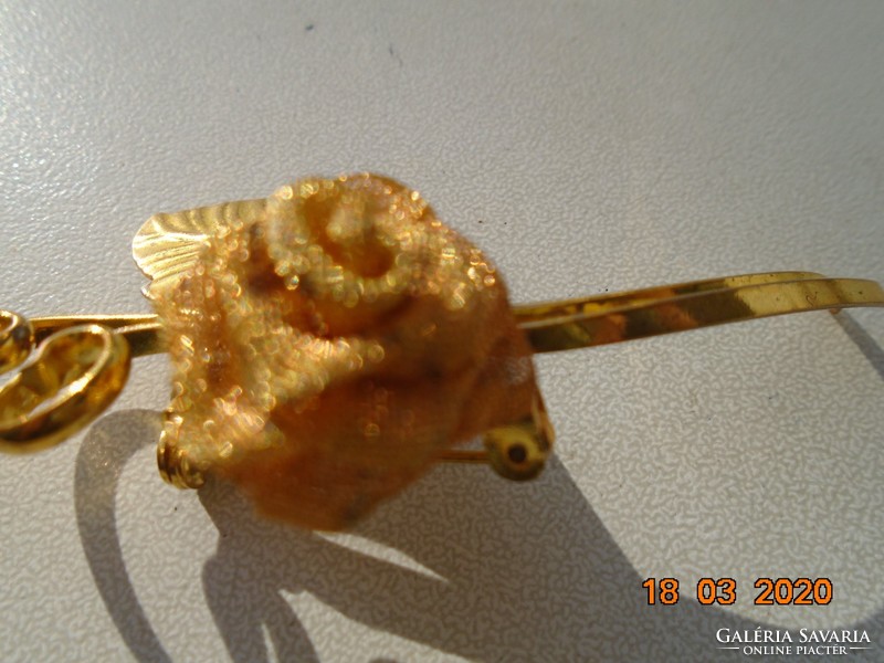 Handmade plastic rose gilded metal mesh, brooch