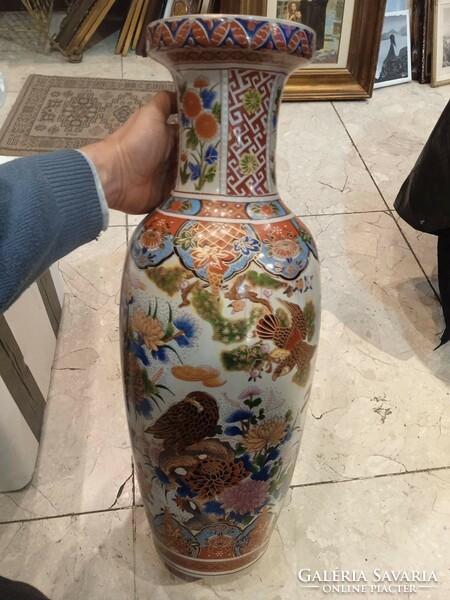 Kinai porcelán váza, kézzel festett, 55 cm-es magasságú.