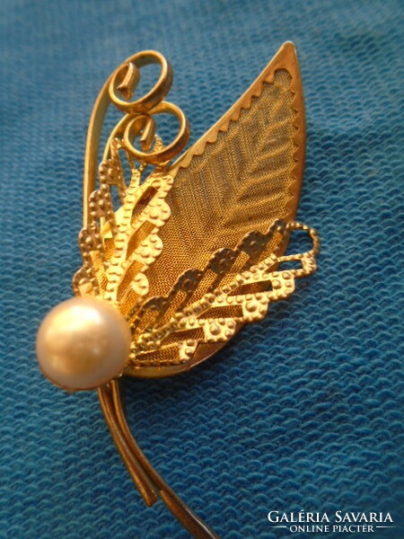 Old brooch with pearls
