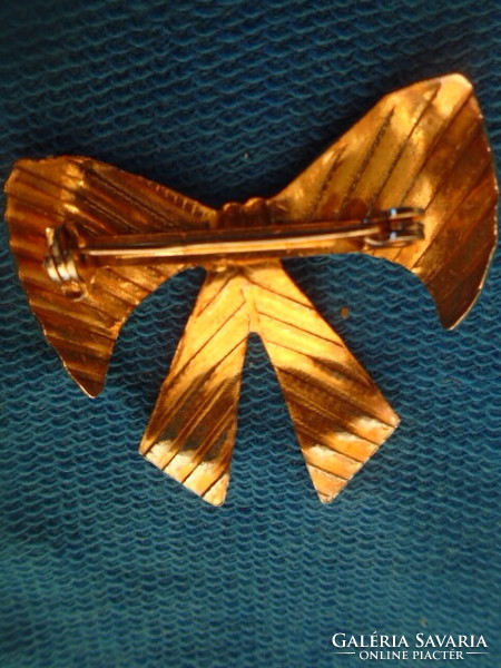 An old brooch depicts a bow