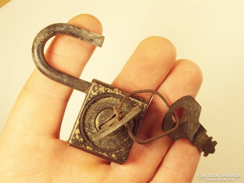 Retro régi mini lakat 2 db kulccsal