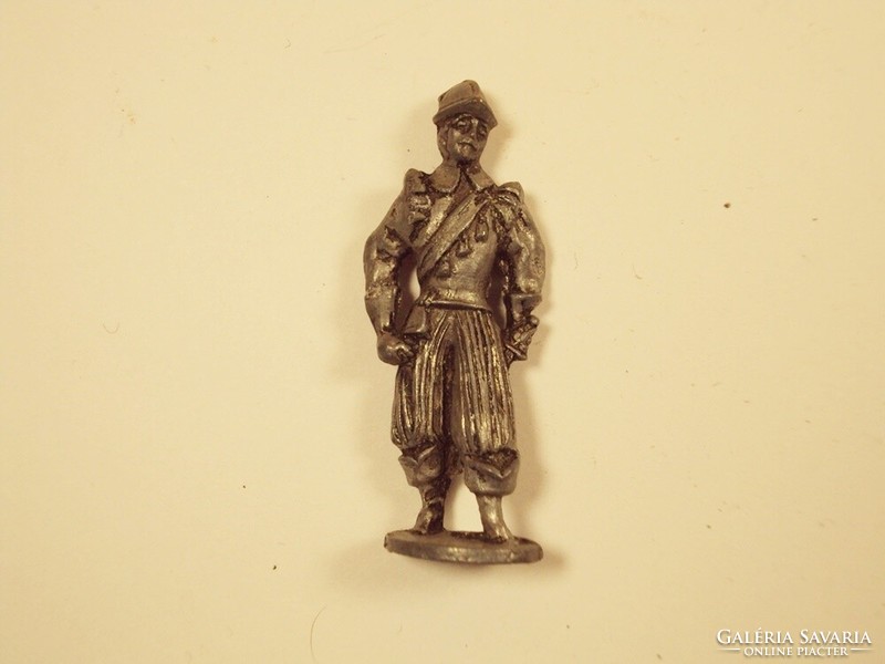 Mini fém szobor katona kard egyenruha sisak 4,2 cm magas