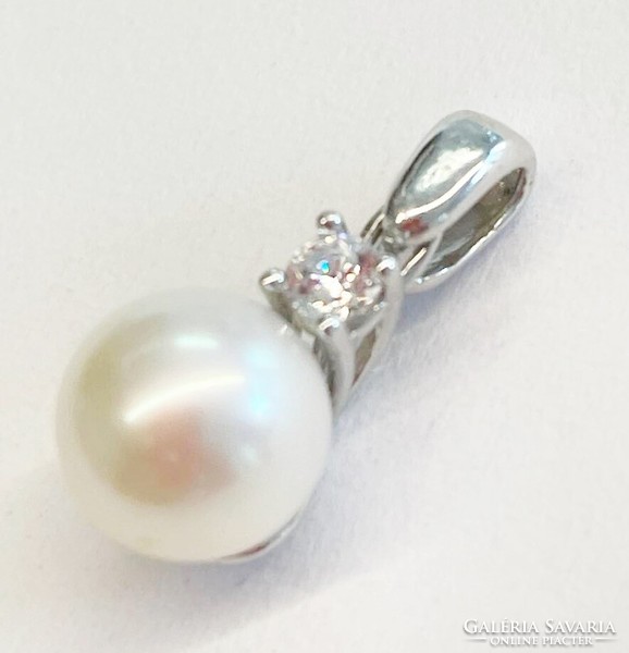 White gold pearl pendant