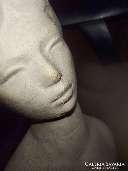 K.GY. szignós térdeplő lányka, gipsz szobor, restaurált, 23 cm